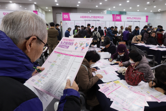 13일 서울 마포구청에서 열린 '2023 마포구 노인 일자리 박람회'가 일자리를 구하려는 노인들로 북적이고 있다. [연합뉴스]